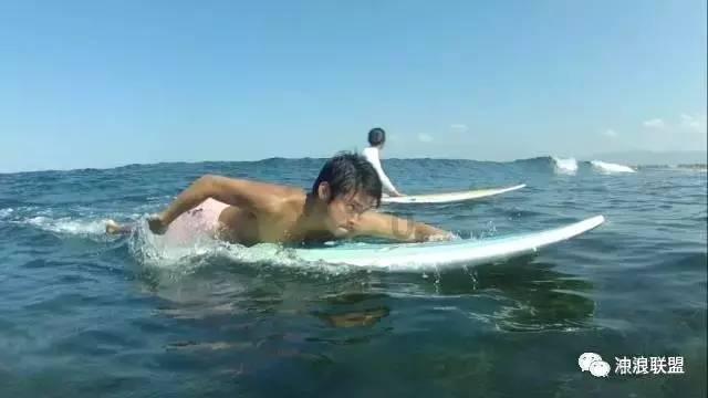 中国终于出手，在南海展开反击，美航母落荒而逃，丢下菲律宾当“垫背”