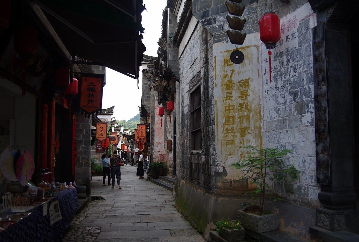 工作人员深山迷路 民警大喇叭喊话救援